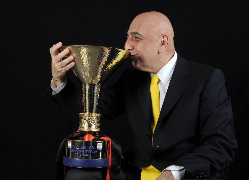 Adriano Galliani, oggi vicepresidente vicario e amministratore delegato con delega all’area sportiva (con la sua cravatta preferita), bacia il trofeo dello Scudetto 2010/11 (Bozzani).